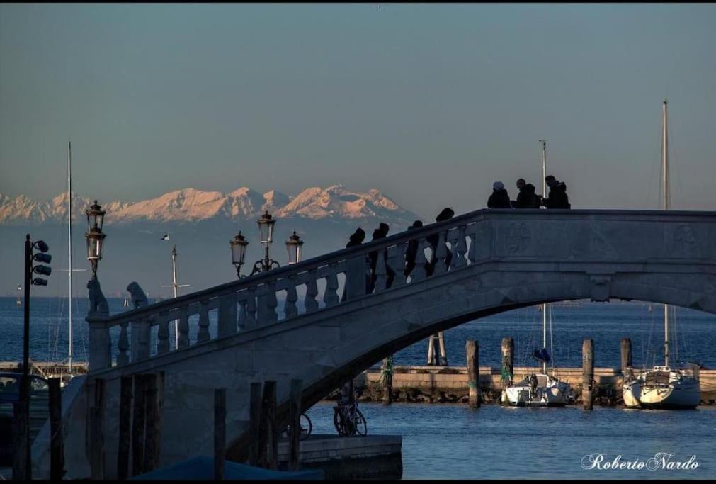 Апартаменты Casa Manuela Non Turisti Ma Ospiti Кьоджа Экстерьер фото