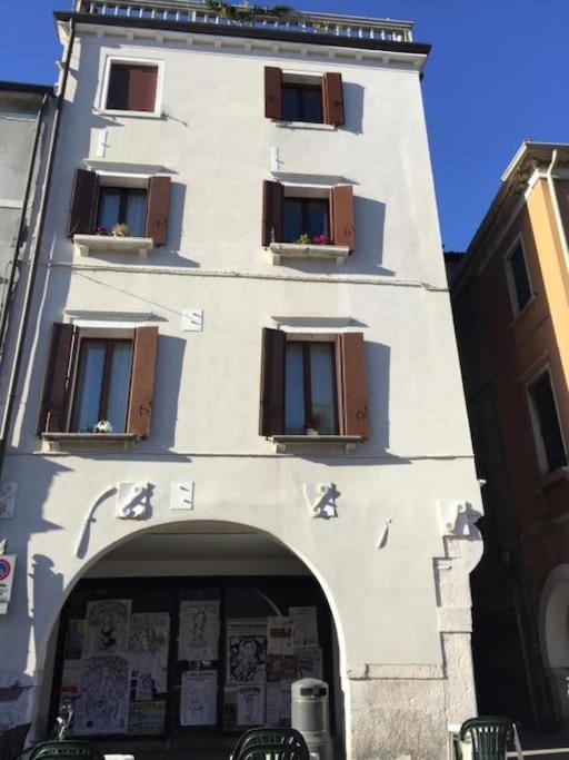 Апартаменты Casa Manuela Non Turisti Ma Ospiti Кьоджа Экстерьер фото