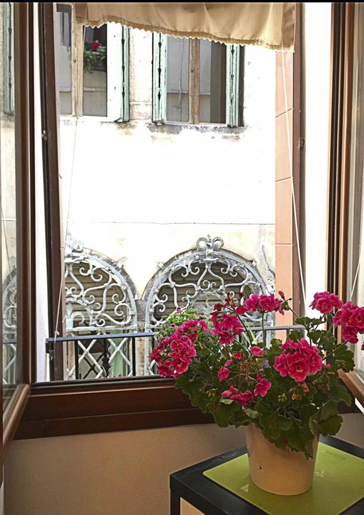 Апартаменты Casa Manuela Non Turisti Ma Ospiti Кьоджа Экстерьер фото