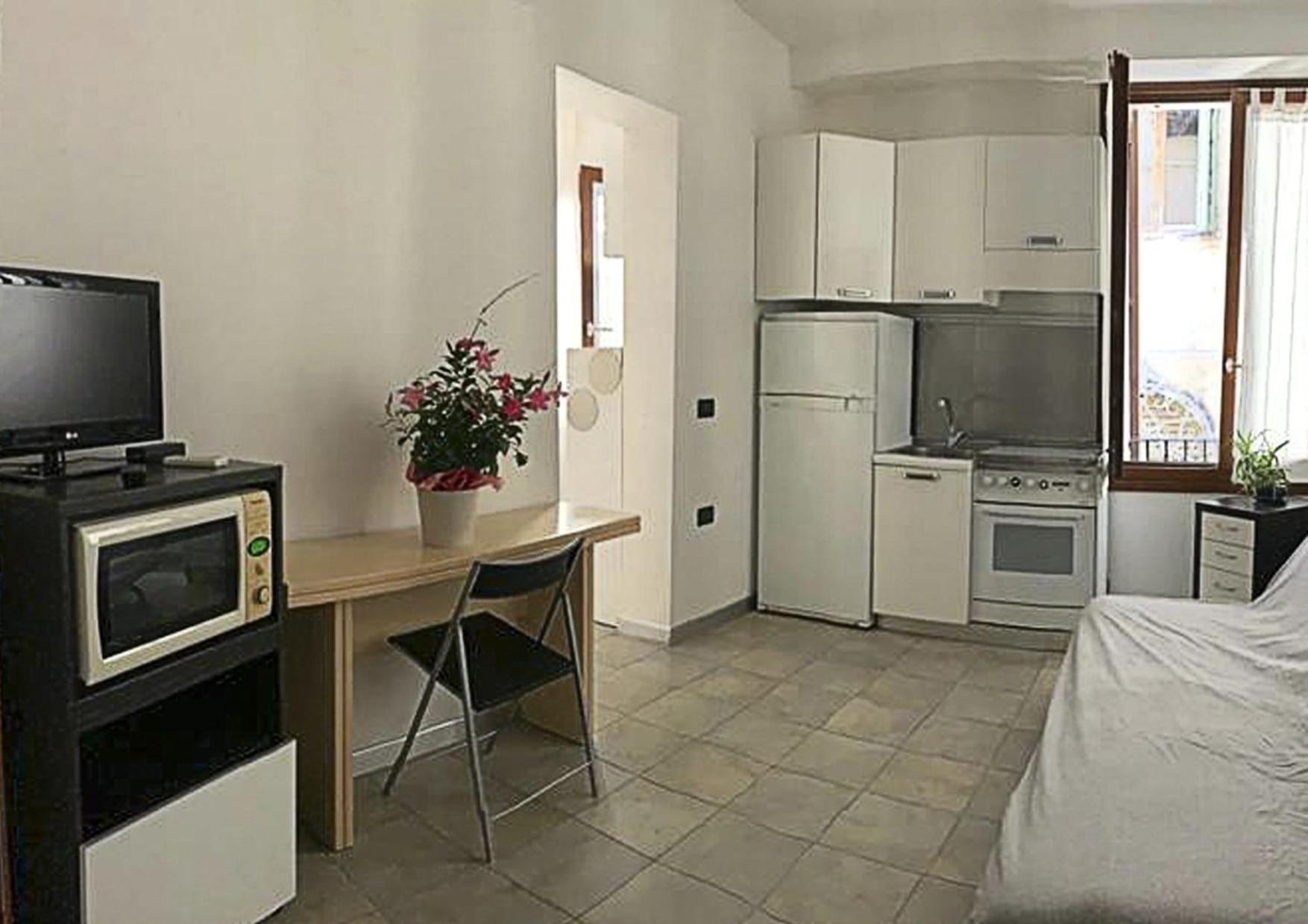 Апартаменты Casa Manuela Non Turisti Ma Ospiti Кьоджа Экстерьер фото